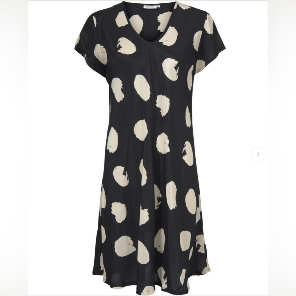 Masai Women’s Black & White Short Sleeve, V-neck tunic. Size L